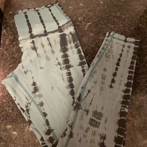 Lululemon EUC Black and Green Leggings Size 8